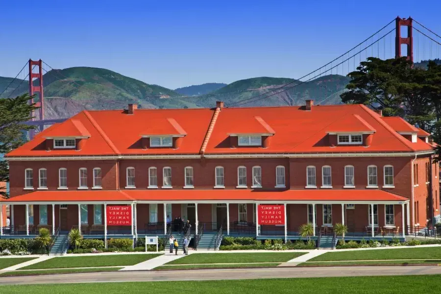 El Museo de la Familia Walt Disney, 坐落在一排前红砖营房, 就在金门大桥. San Francisco, California.