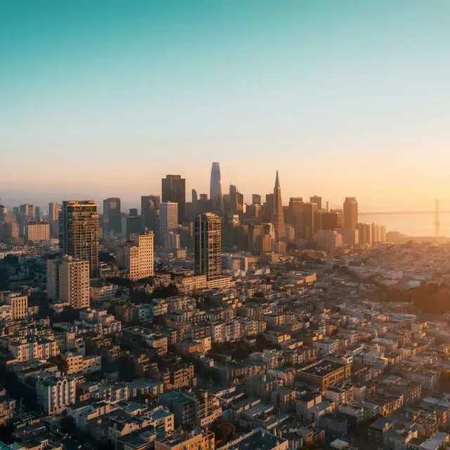 Lo skyline di San Francisco è visto dall'alto in 一项 luce dorata.